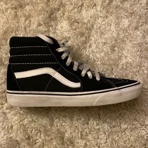 White and black Men’s Vans